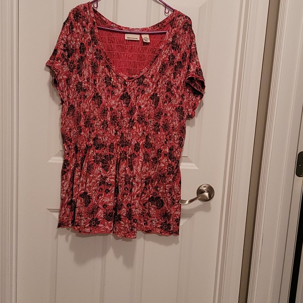 DKNY V neck short sleeve print top